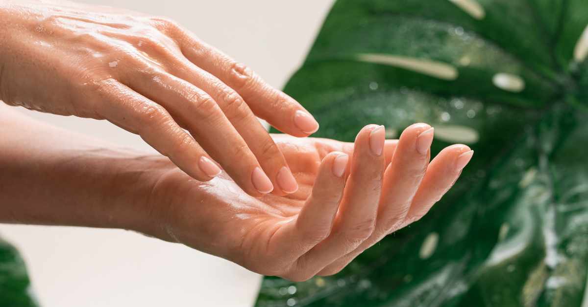 8 Cara Menghaluskan Telapak Tangan, Apa Sih Penyebabnya?