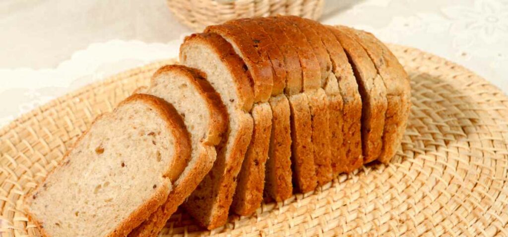 roti gandum termasuk makanan penurun gula darah tinggi. roti gandum cenderung tidak meningkatkan kadar gula darah secepat dan sebesar roti putih atau tepung terigu biasa.