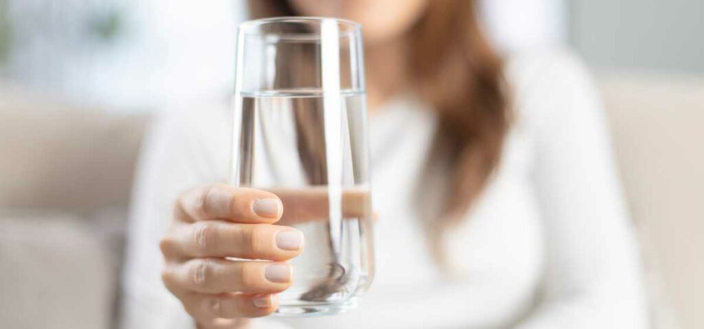 Salah satu cara mengatasi anyang-anyangan saat puasa adalah dengan minum air putih yang cukup, baik saat berbuka puasa maupun sahur.
