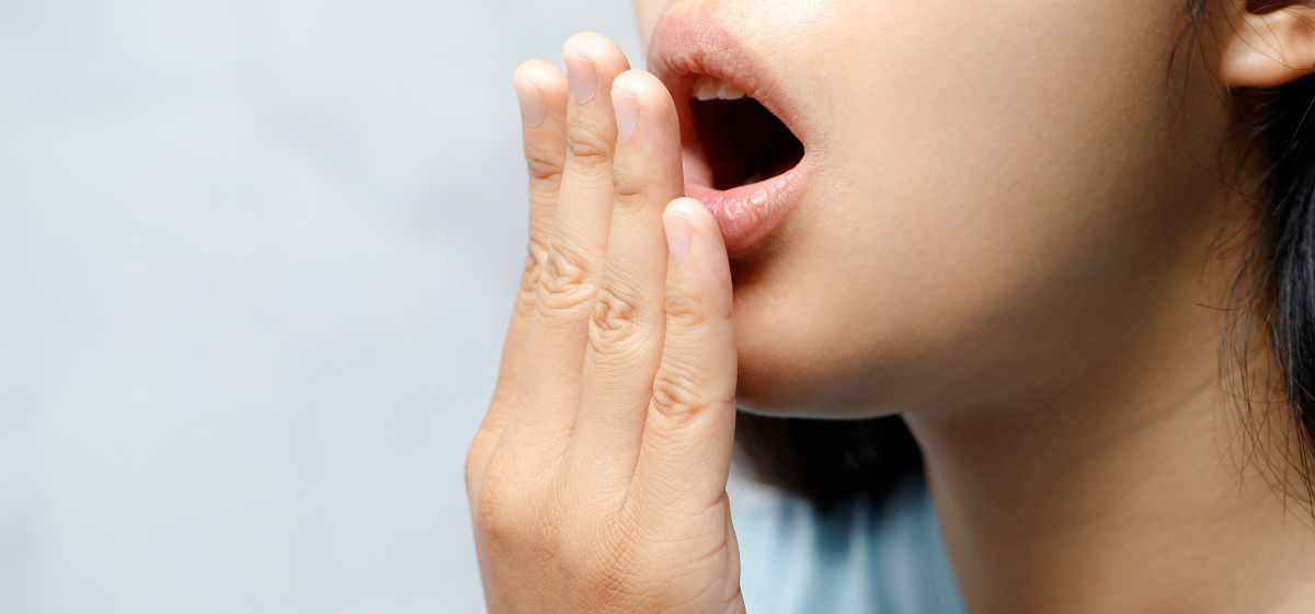bau mulut termasuk gejala asam lambung. Bau mulut terjadi karena asam di lambung mengalir ke kerongkongan.