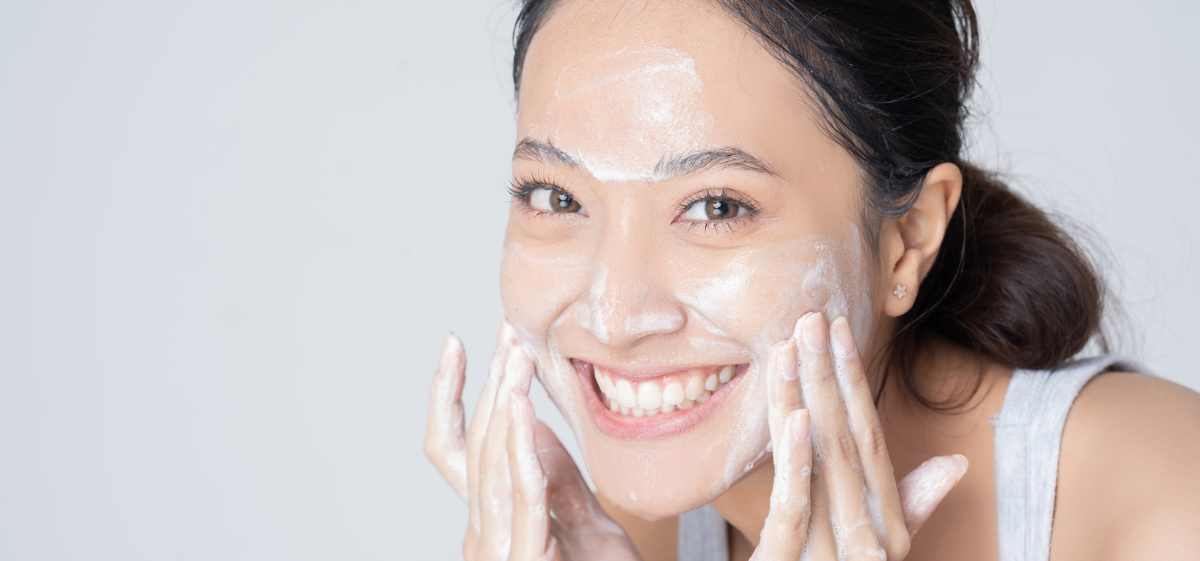 Urutan skincare pagi hari yang benar adalah cuci muka menggunakan sabun pembersih khusus, baik facial wash maupun facial foam.