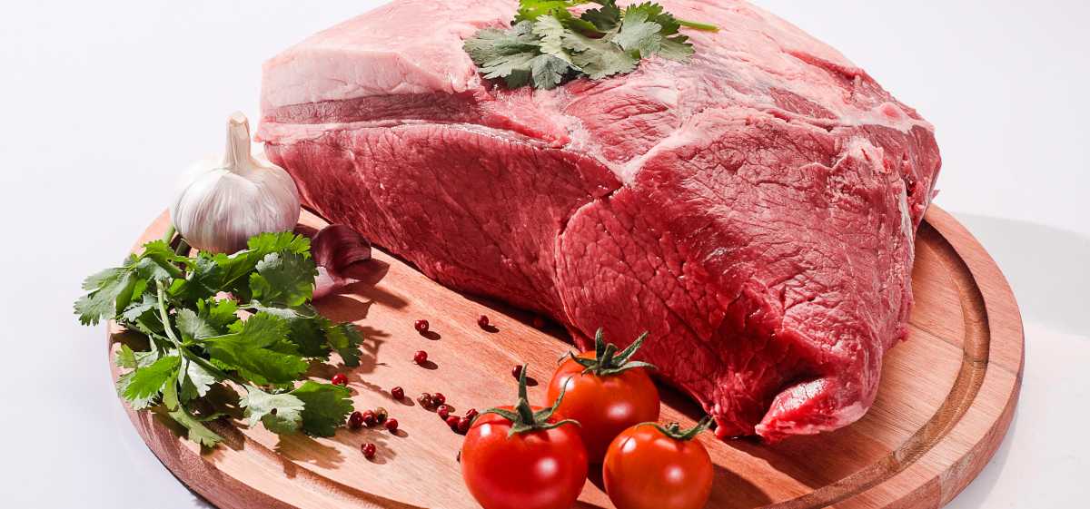 Daging merah merupakan salah satu jenis makanan yang mengandung kalori tinggi sehingga bisa membantu menaikkan berat badan dan membentuk otot. 