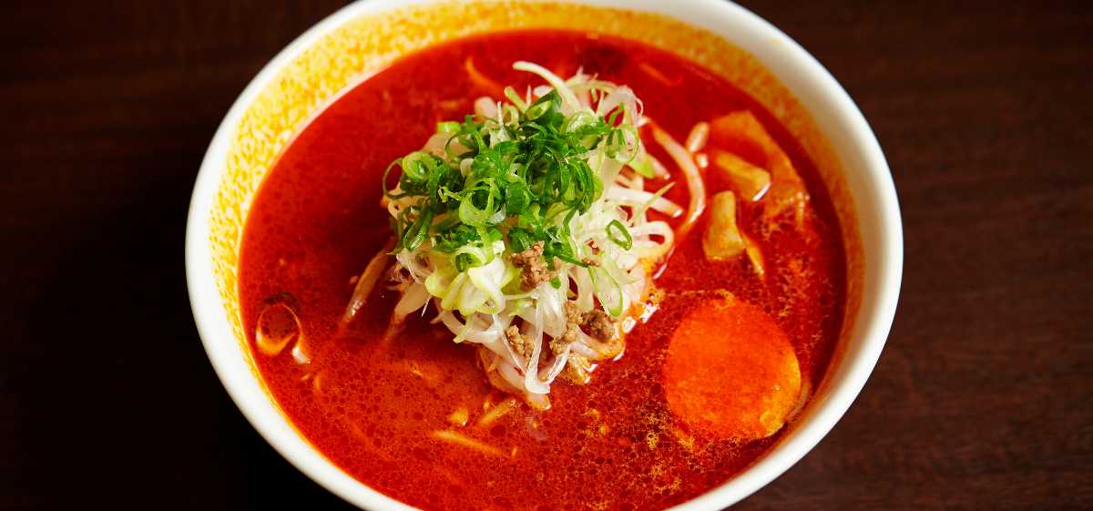 makanan pedas termasuk pantangan asam lambung. Makanan pedas dapat menyebabkan iritasi dan nyeri ulu hati. 