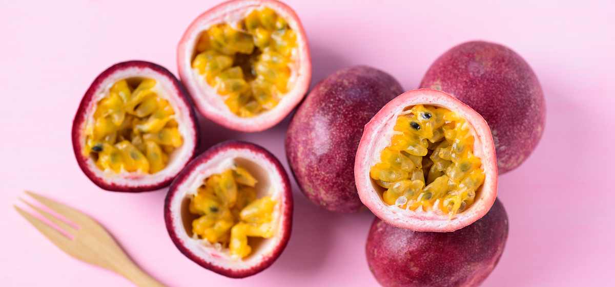Markisa, yang juga dikenal sebagai buah passion fruit, mengandung vitamin C meskipun dalam jumlah yang relatif kecil dibandingkan dengan beberapa buah lain seperti jeruk, kiwi, dan stroberi.