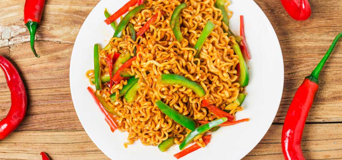 Mie instan cenderung tinggi kalori karena mengandung banyak karbohidrat dan lemak.