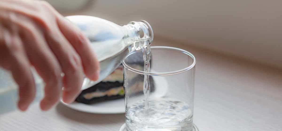 bagi ibu menyusui yang ingin berpuasa, disarankan untuk minum air mineral yang cukup.