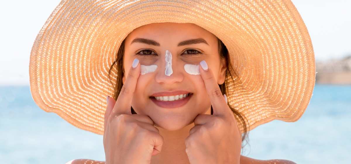 Menggunakan sunscreen adalah urutan skincare pagi hari yang wajib kamu lakukan pada setiap harinya.