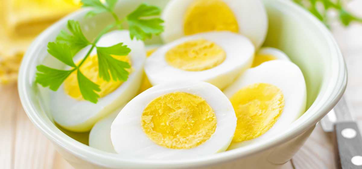 Dalam satu butir telur besar, mengandung 22 mcg folat atau 6% dari jumlah kebutuhan asam folat harian.