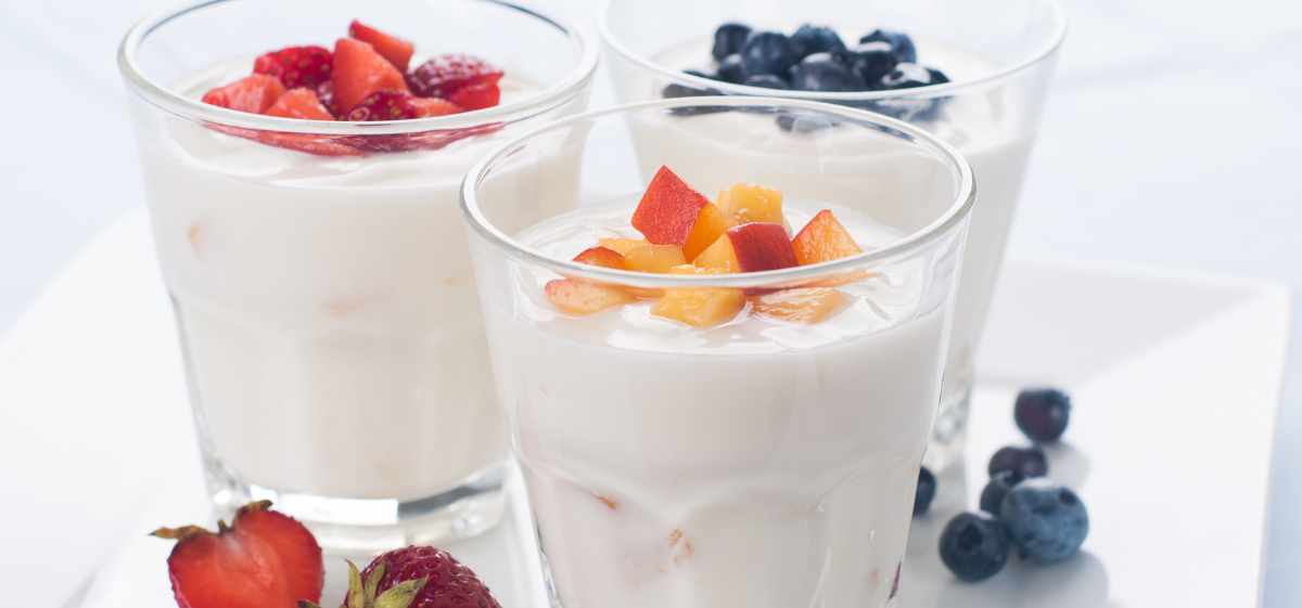 Yogurt mengandung probiotik yang dapat menenangkan lambung dan membantu menjaga keseimbangan bakteri dalam sistem pencernaan.