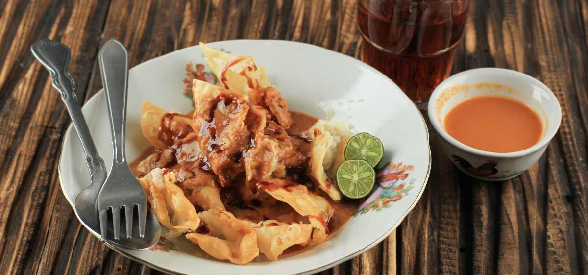 Batagor merupakan singkatan dari bakso tahu goreng