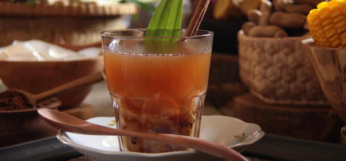 Rekomendasi minuman sehat yang pertama adalah bajigur.  Minuman kesehatan khas Jawa Barat ini didominasi oleh rasa manis dan legit, sehingga cocok dikonsumsi pada malam hari.
