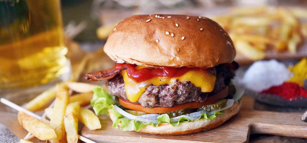 Burger termasuk dalam camilan yang bikin gemuk.

Hal ini bisa dilihat dari porsi makro nutrisi di dalamnya yang cenderung tinggi lemak.