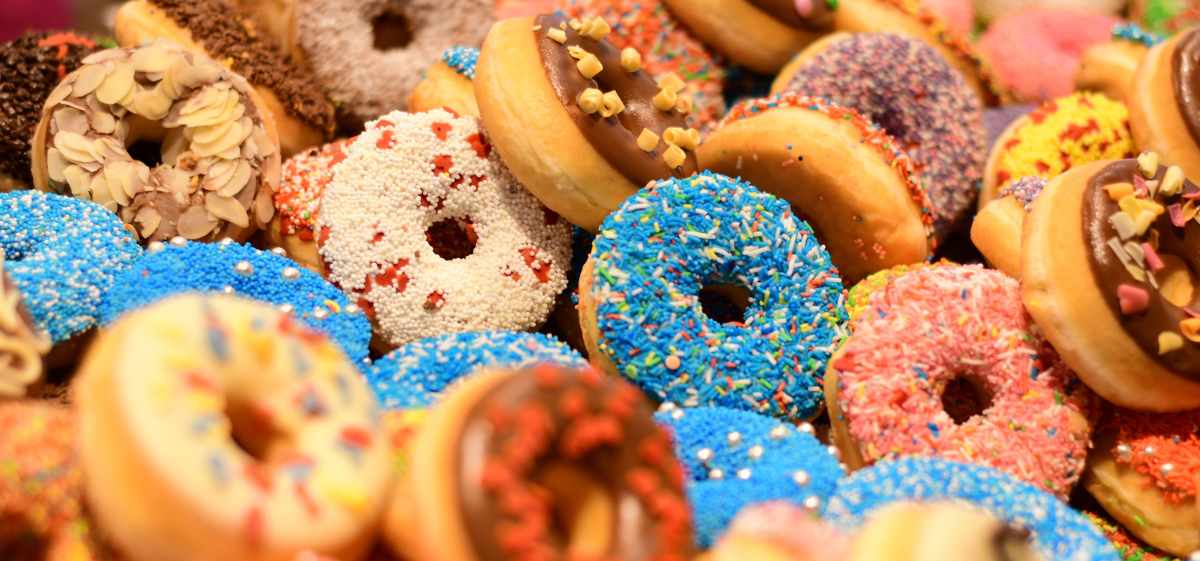 salah satu contoh cemilan yang bikin gemuk adalah donat