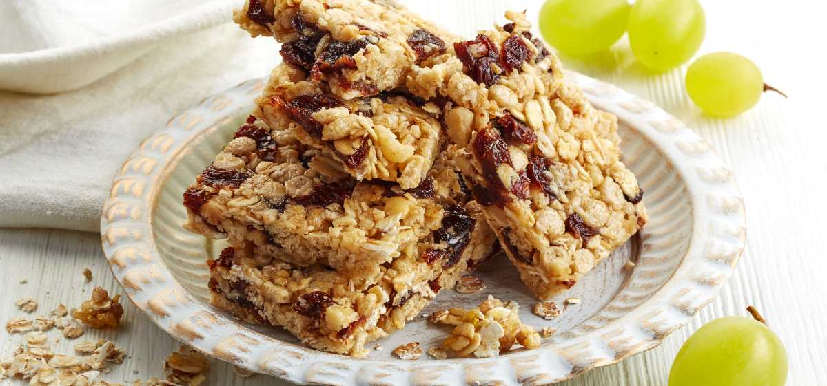Jika sedang mencari resep camilan manis yang sehat, kamu bisa mencoba granola bar rendah gula.