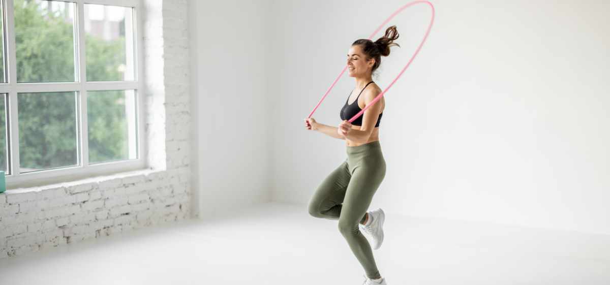Salah satu olahraga yang efektif untuk mengecilkan paha dan juga membakar lemak secara keseluruhan adalah lompat tali.