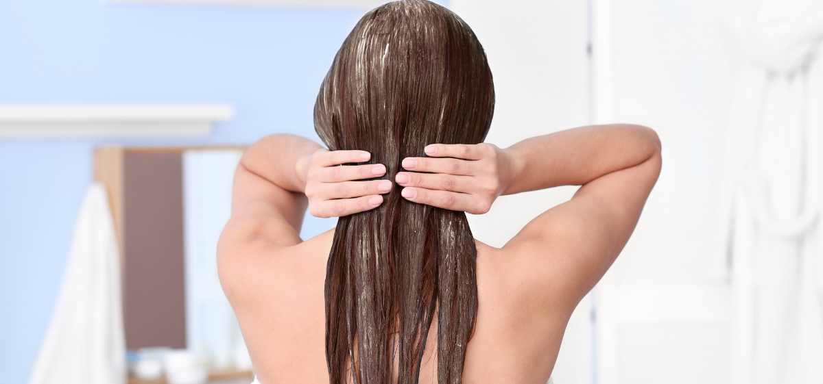 Masker rambut dapat meningkatkan kilau rambut karena bahan-bahan yang terkandung di dalamnya dapat membantu menjaga kelembapan rambut dan membuat rambut lebih sehat.