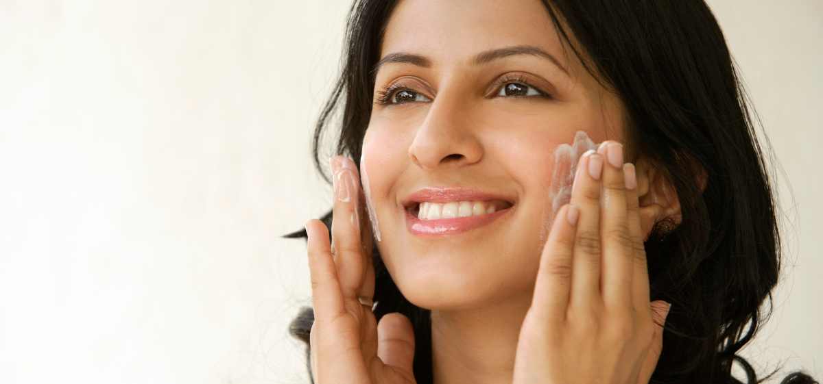 Manfaat moisturizer selanjutnya yakni mampu menenangkan kulit yang sensitif.