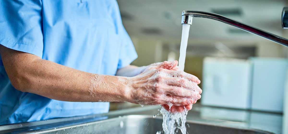 ketika tangan terkena pecahan kaca Pertama, kamu harus mencuci tangan dengan sabun dan air sebelum membersihkan luka. 