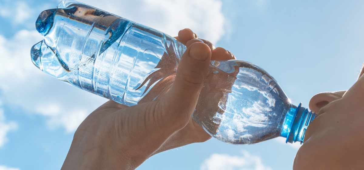 Cara mengatasi sesak nafas karena batuk yang pertama adalah dengan banyak minum air.