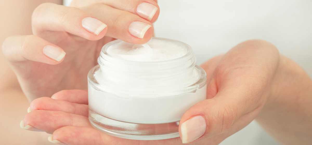 Manfaat utama dari menggunakan moisturizer adalah menjaga kelembapan kulit.