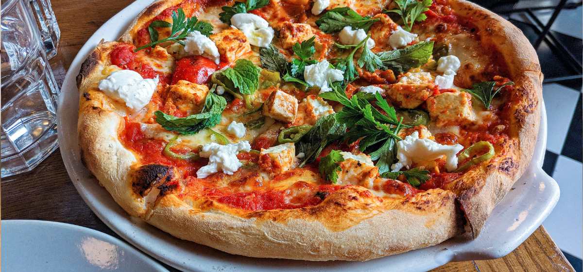 Penderita nyeri tumit sebaiknya menghindari beberapa jenis makanan seperti pizza, sup kalengan, udang, keju tertentu, dan daging olahan.
