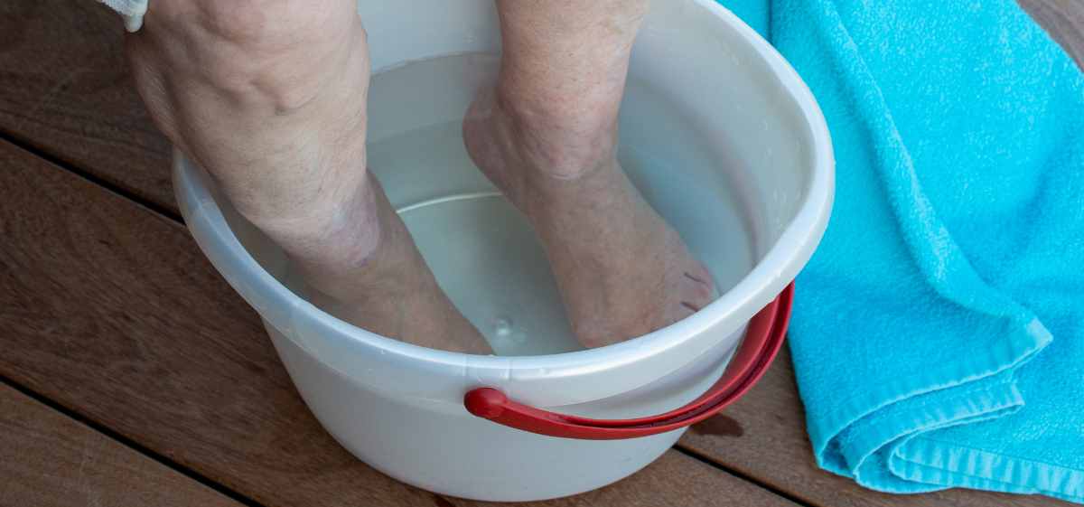 Selain dapat memberikan kenikmatan tersendiri, manfaat merendam kaki dengan air hangat dan garam memiliki banyak manfaat bagi kesehatan, lho! 