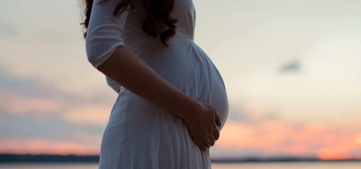 Ibu hamil mungkin saja merasakan tanda berupa kram dan nyeri di punggung bawah hingga selangkangan saat persalinan semakin dekat. 

Tanda-tanda mau melahirkan ini biasanya terjadi pada wanita yang baru pertama kali akan melahirkan. 