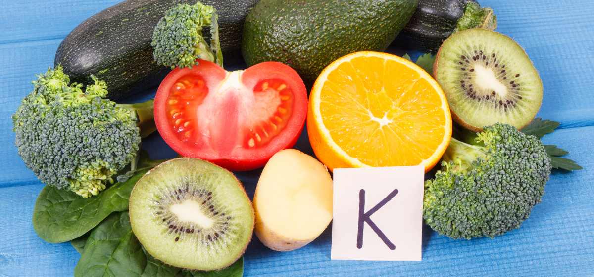 Vitamin K memiliki Angka Kecukupan Gizi (AKG) yang bergantung pada berbagai faktor, seperti usia, jenis kelamin, dan kondisi kesehatan