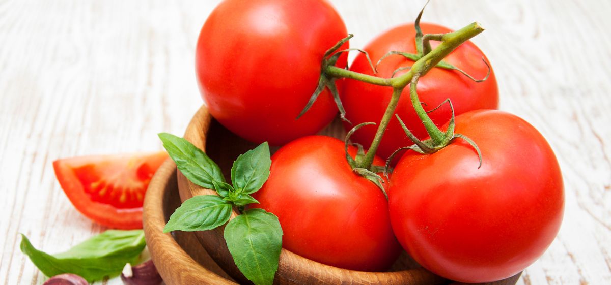 Selain dikenal sebagai sumber yang kaya akan vitamin C, tomat juga mengandung vitamin E yang penting bagi kesehatan.
