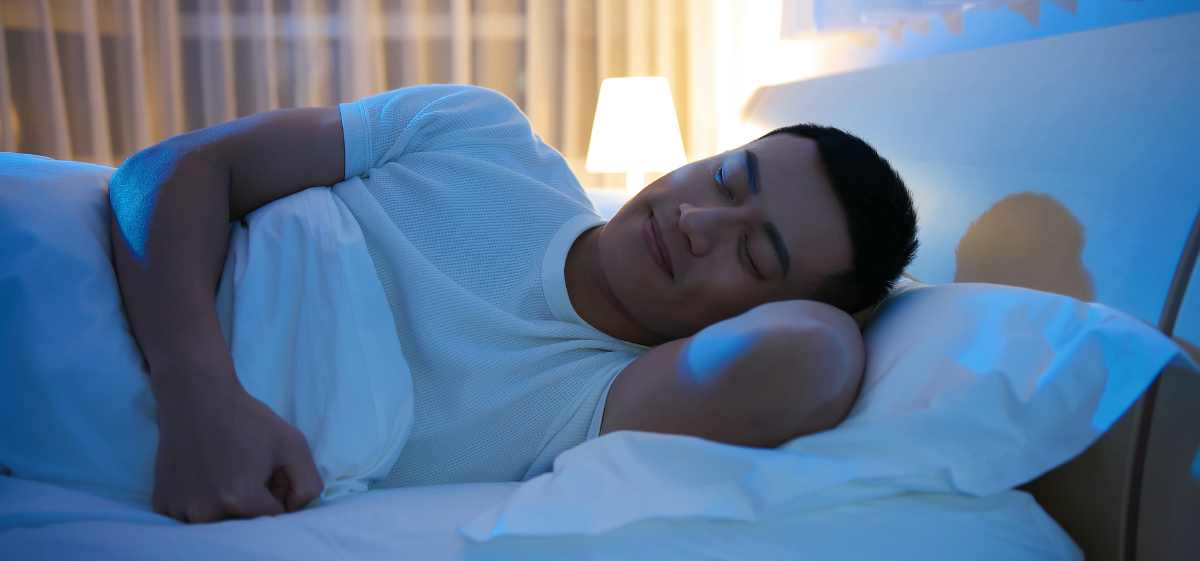 Saat tubuh sedang melawan peradangan dan infeksi, maka tubuh akan membutuhkan lebih banyak tidur. Maka dari itu, cobalah untuk beristirahat sebanyak mungkin untuk mengendurkan otot dan mengurangi rasa sakit pada tubuh