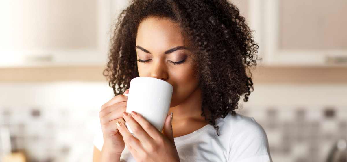 Minum campuran madu dan air hangat merupakan salah satu cara mengatasi sakit dada saat batuk