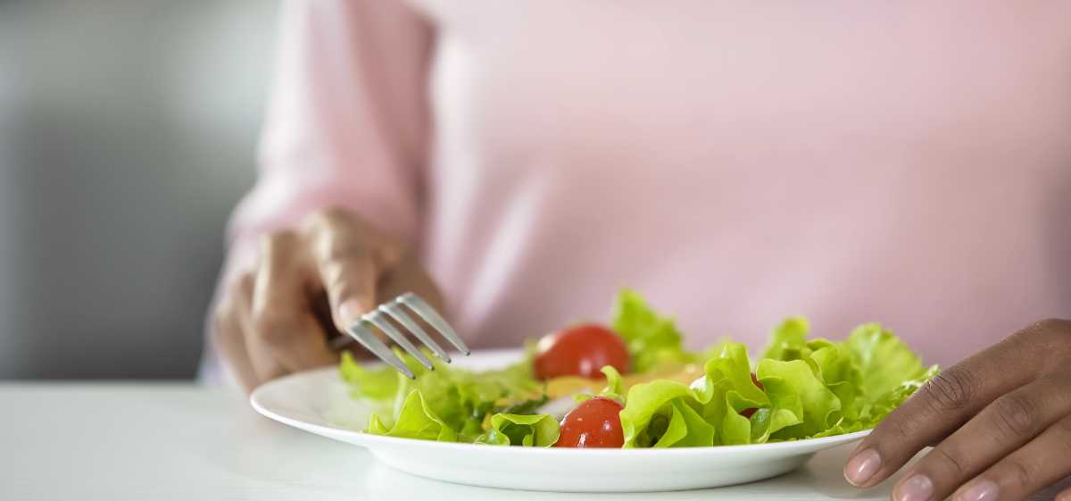Melakukan diet tinggi serat merupakan salah satu cara untuk mengatasi sakit perut sebelah kiri bawah dan pinggang