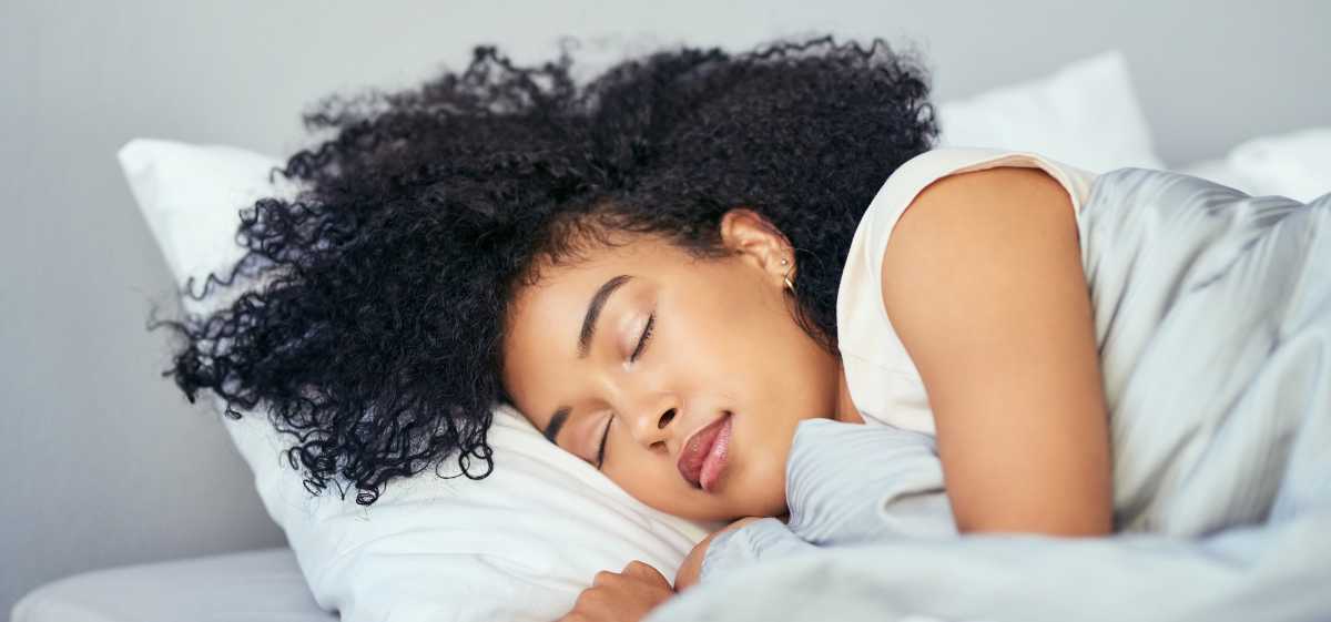 Tidur dengan posisi menghadap ke kiri dan menghindari posisi berbaring atau membungkuk merupakan salah satu cara mengobati penyakit lambung