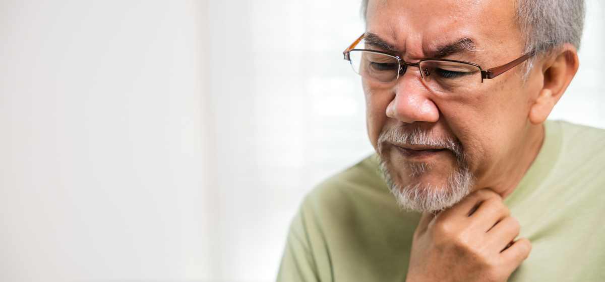 Sakit tenggorokan saat menelan memiliki beragam kemungkinan penyebab dengan serangkaian potensi gejala tambahan