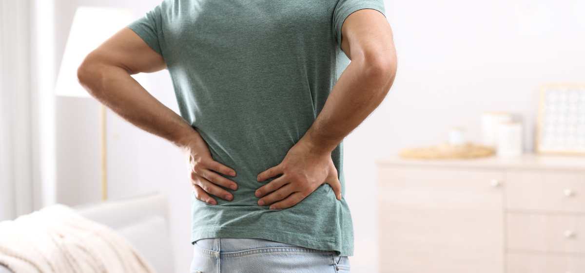Gejala Sakit Pinggang Nyeri pinggang dapat terasa di area tertentu, termasuk sakit pinggang sebelah kanan, dan dalam beberapa kasus, nyeri tersebut dapat menyebar ke sebagian punggung.