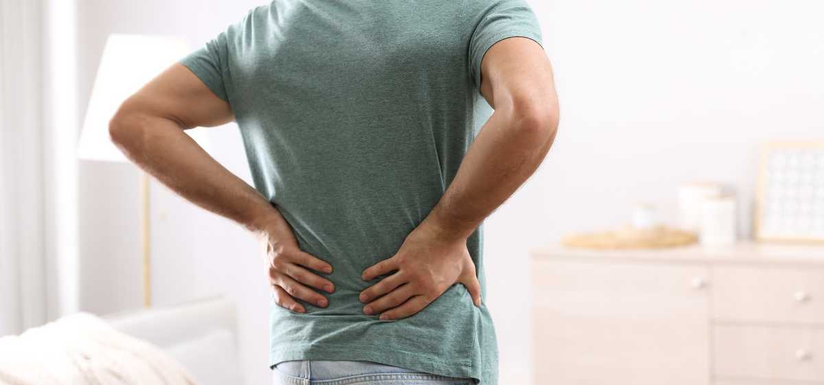 Sekarang mari kita bahas gejala sakit punggung sebelah kiri.  Biasanya penderita nyeri di punggung akan merasakan salah satu gejala berikut ini: Nyeri saat mengangkat sesuatu yang berat. Terasa sakit saat tubuh digerakkan, misalnya saat berjalan, membungkuk atau saat berlari.