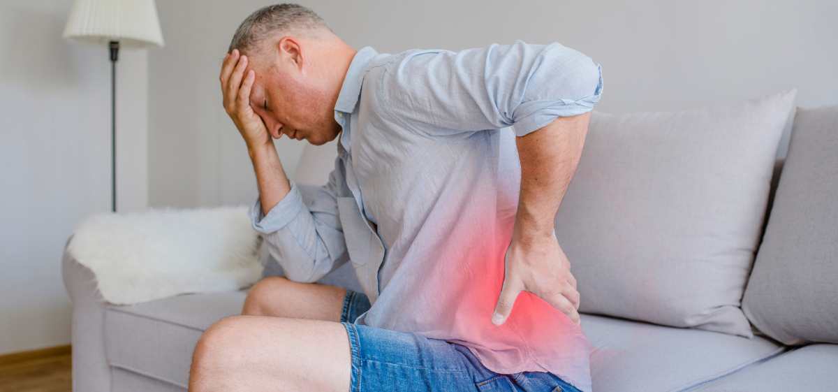 munculnya sakit pinggang bisa disebabkan oleh berbagai faktor, mulai dari masalah pada struktur tulang belakang, adanya peradangan hingga kondisi medis tertentu.