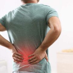 Sakit Pinggang Belakang Bawah? Ini Penyebab & Cara Mengobatinya!