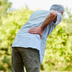 6 Penyebab Sakit Punggung, Gejala, dan Cara Mengatasinya