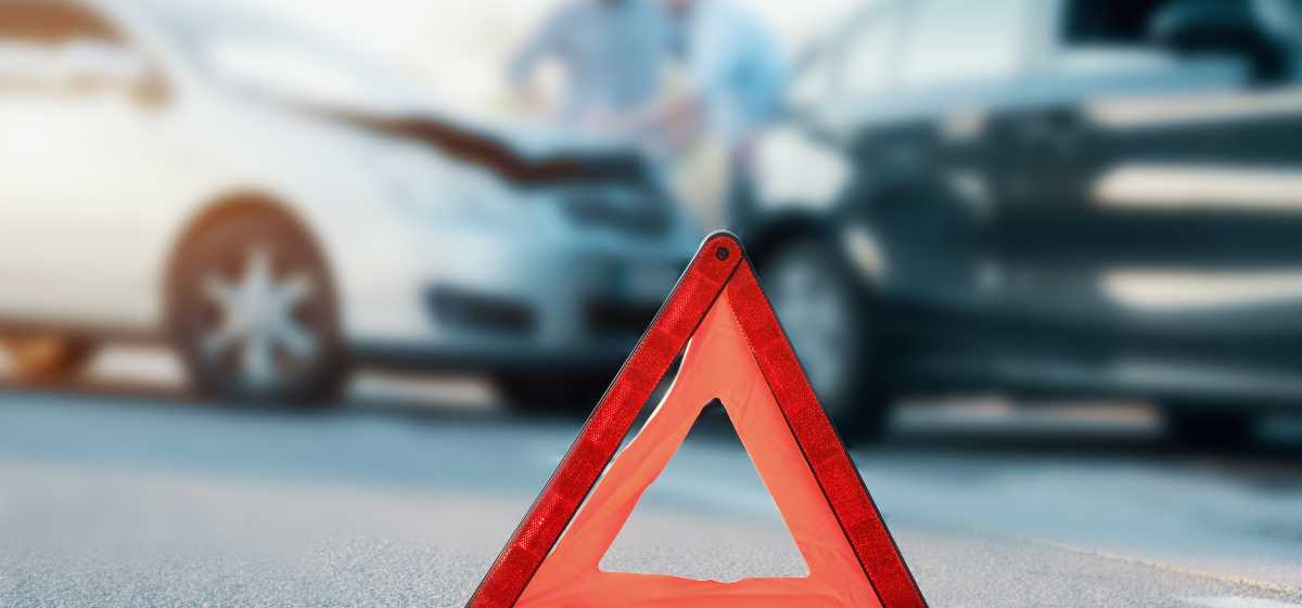 Kerusakan mobil yang diakibatkan oleh kelalaian pengemudi dalam melanggar hukum adalah salah satu penyebab klaim asuransi TLO ditolak