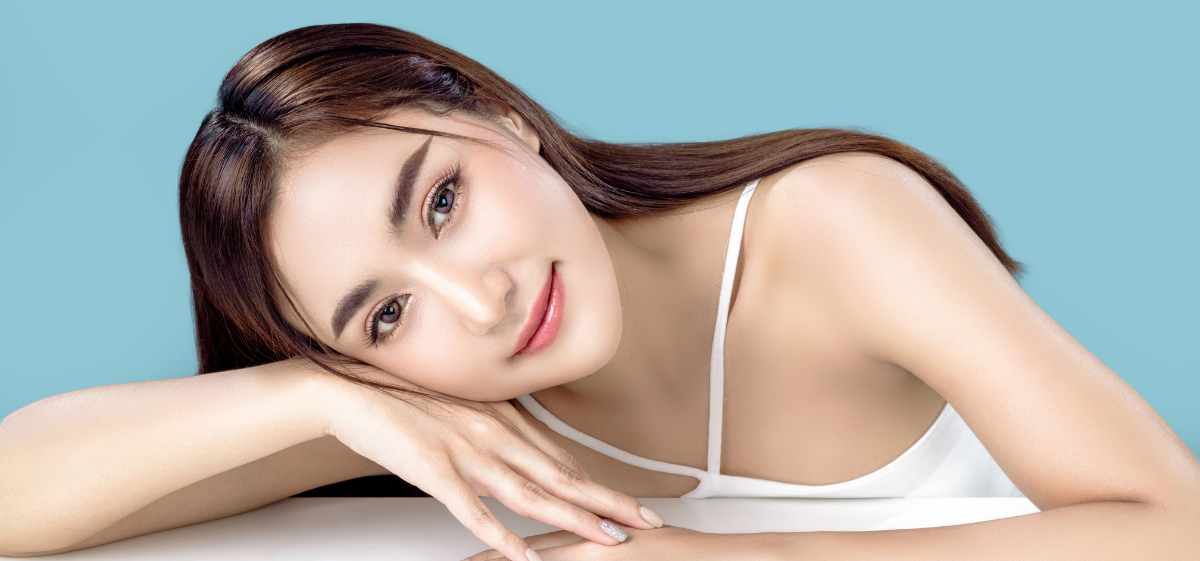 Apakah moisturizer bisa membuat glowing? Ya, manfaat moisturizer dapat memberikan efek kulit yang glowing.