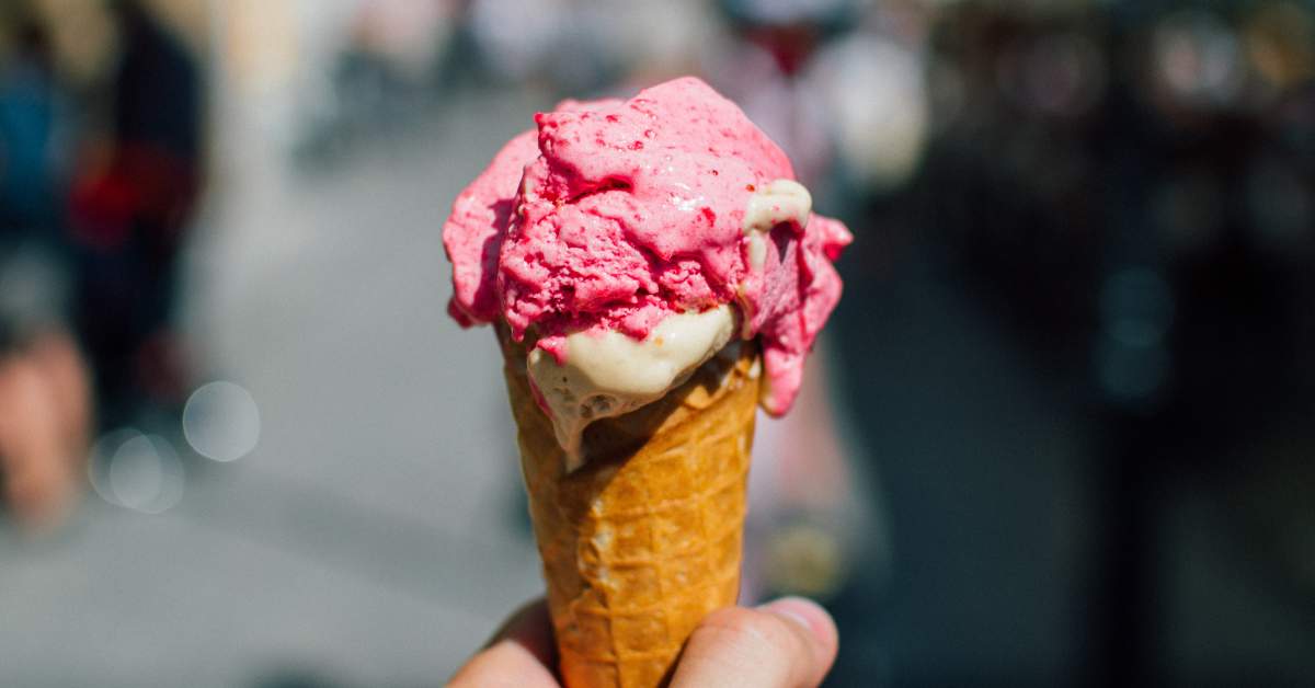 Es krim tidak menyebabkan batuk karena tidak ada hubungan antara es krim dan batuk.