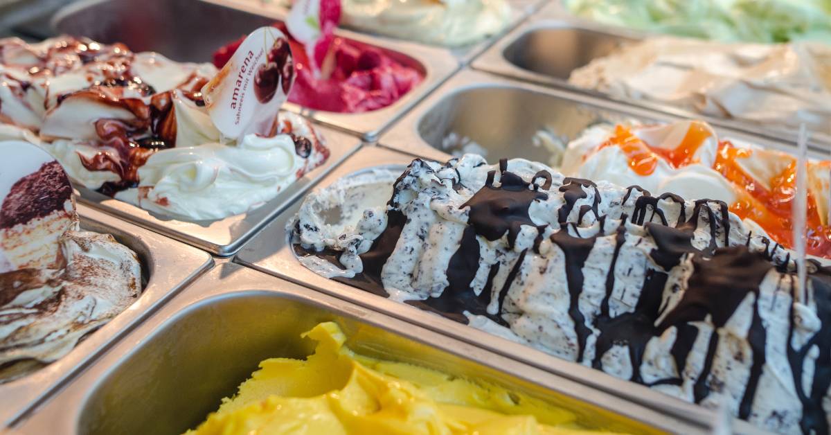 Es krim sebaiknya dihindari saat batuk karena mengandung pemanis buatan. Jika ingin mengonsumsi es krim saat batuk, sebaiknya pilih es krim yang berkualitas dengan produk susu yang baik.