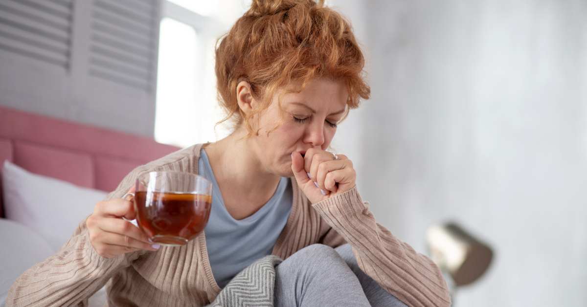 Minum teh saat batuk sebaiknya dihindari karena mengandung kafein.