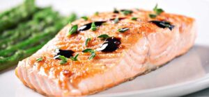 Ikan salmon menjadi salah satu makanan untuk orang batuk karena tekstur dagingnya yang lembut dan kaya akan protein.