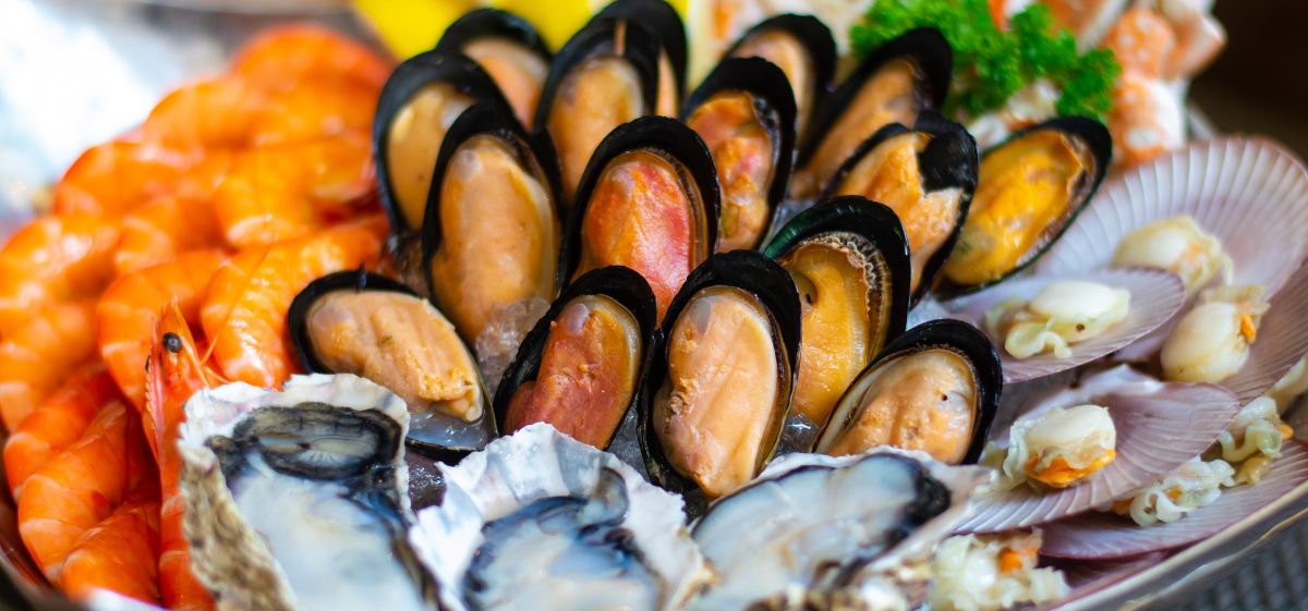Makanan laut atau seafood perlu dihindari saat batuk agar tidak memperparah kondisi tenggorokan.