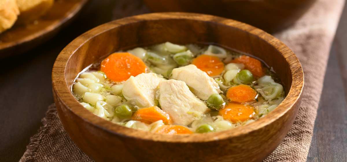 Salah satu makanan untuk orang batuk adalah sup ayam.