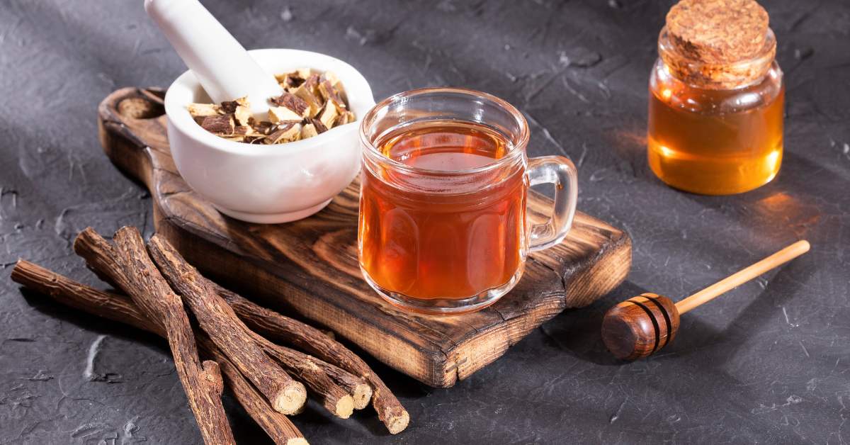 Terdengar asing, teh akar licorice nyatanya menjadi pilihan tepat untuk minum teh saat batuk karena kandungannya yang bisa meredakan batuk.