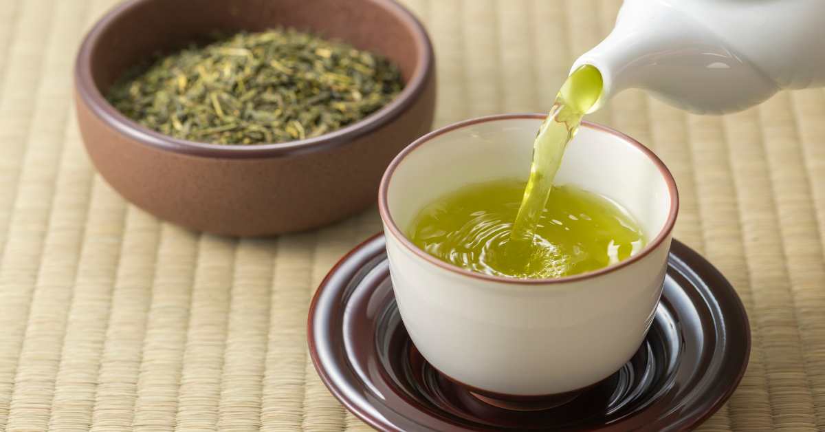 Teh hijau menjadi pilihan teh terbaik jika kamu ingin minum teh saat batu karena rasanya ringan di tenggorokan.