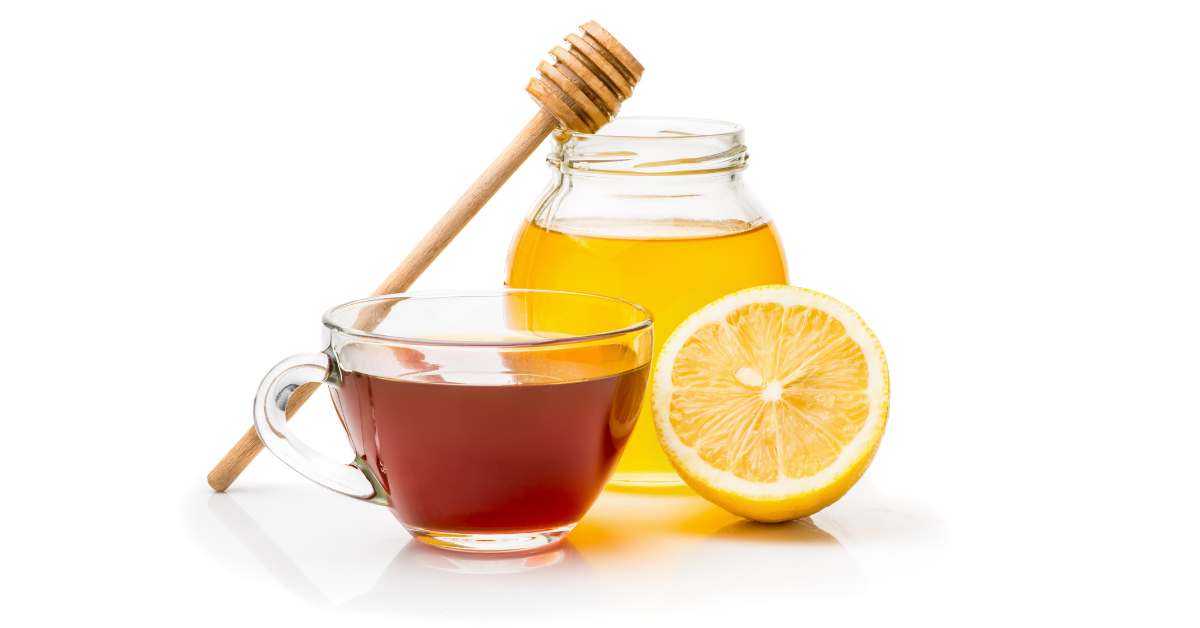 Teh madu menjadi rekomendasi teh herbal pertama yang cocok diminum saat batuk.